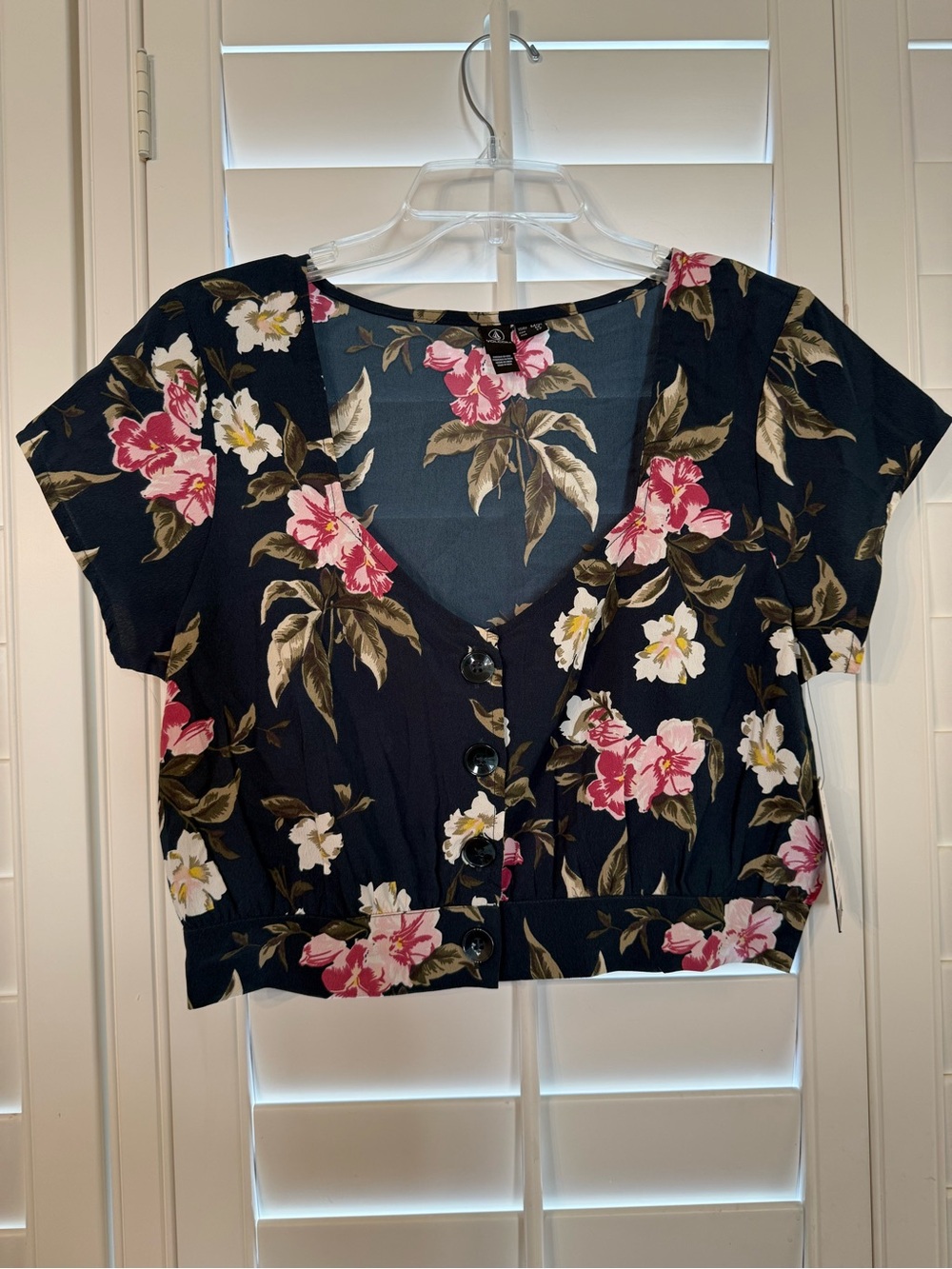 VolcomFloral V-Neck Button-Front Crop Top